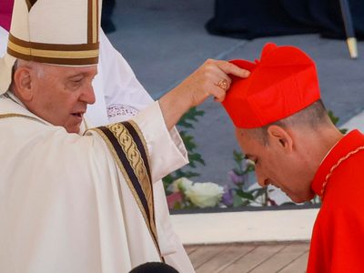 Escándalo en el Vaticano: Cardenal causa desconcierto por libro en que describe los orgasmos