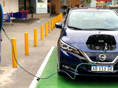 El Gobierno extendió el régimen para importar autos eléctricos con aranceles reducidos