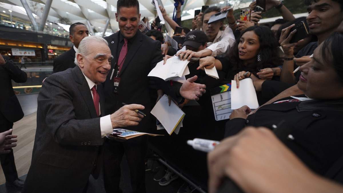 El director y productor Martin Scorsese firma autógrafos en la alfombra roja de su película "Killers of the Flower Moon", en la Ciudad de México