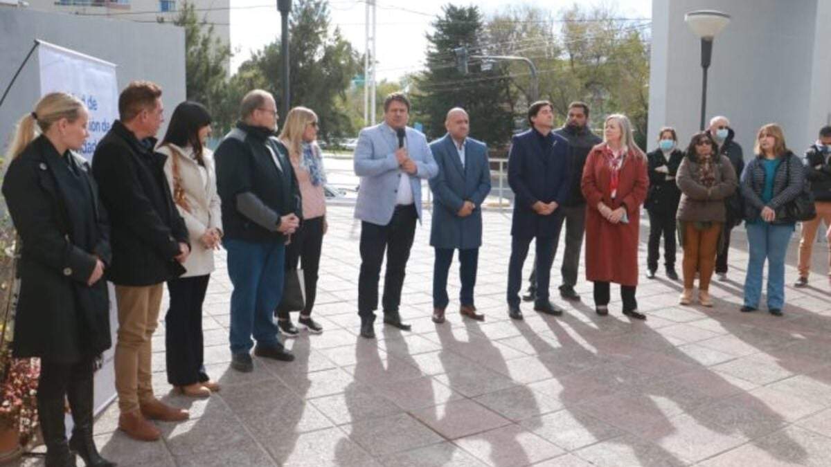 Acto de reconocimiento a la biblioteca Juan Bautista Alberdi. Fuente: (Twitter)