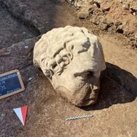 Encontraron una "colosal" cabeza de mármol en Roma