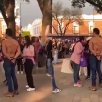 Acusan a participante de marcha del 8M de ser deudor alimentario y lo obligan a retirarse