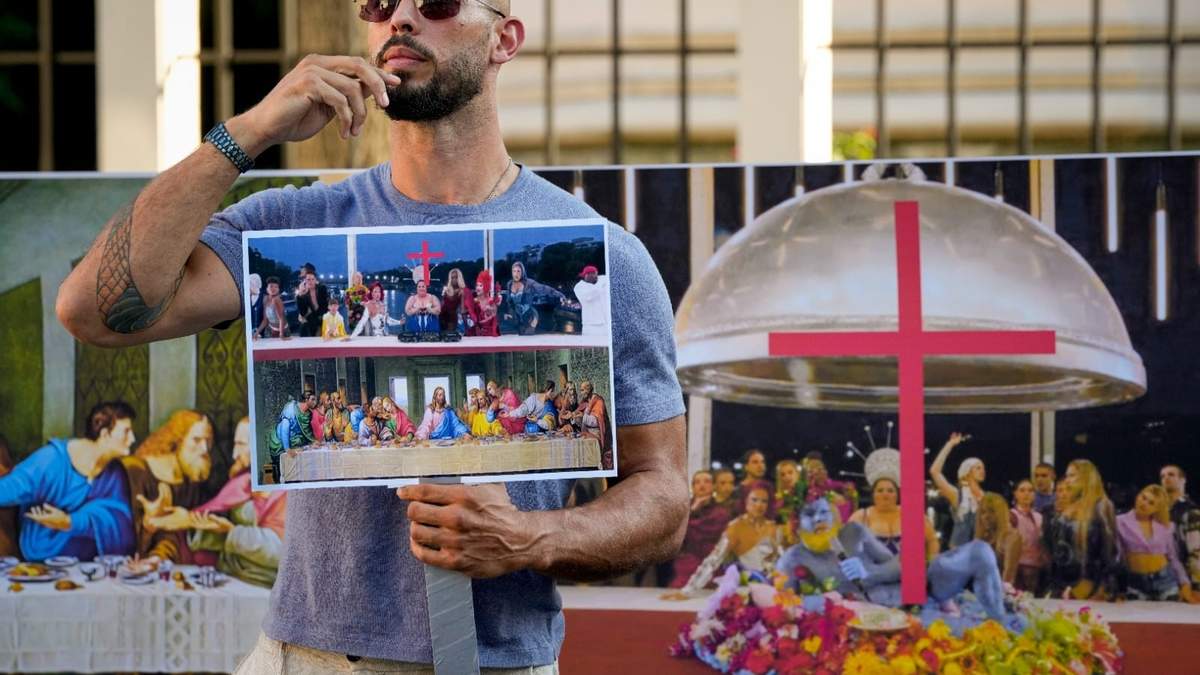 El influencer Andrew Tate gesticula durante una protesta contra la representación de la Última Cena en Bucarest, Rumania