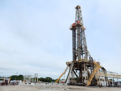 Se dispara el petróleo tras la muerte de comandante iraní; el peso se deprecia 0.47%
