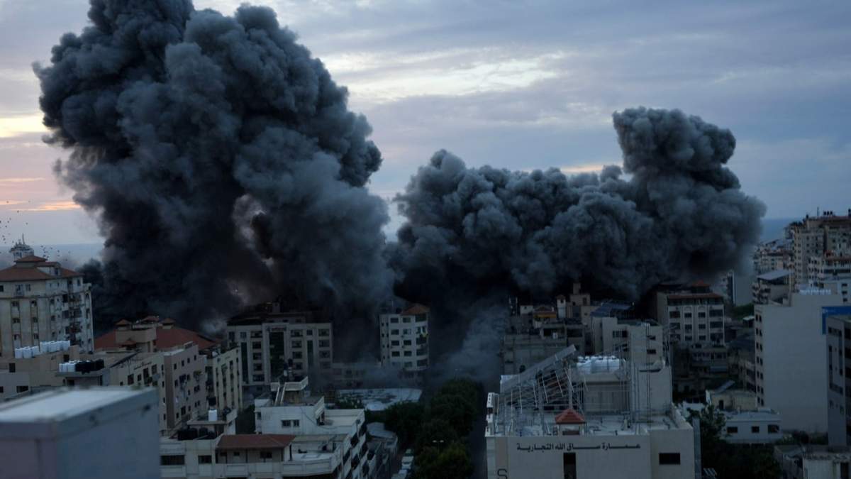 El humo se eleva desde una explosión en una torre de apartamentos palestina luego de un ataque aéreo israelí en la ciudad de Gaza