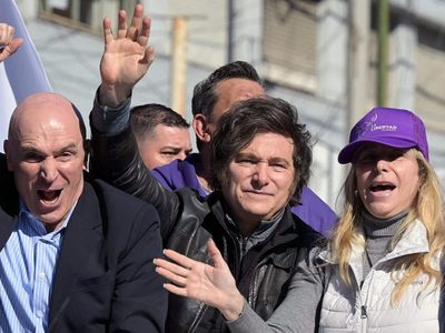 Denuncian que la camioneta que trasladó a Javier Milei en Lomas de Zamora debe más de 41 millones de dólares y tiene 213 infracciones de tránsito