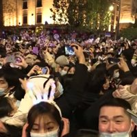 En Wuhan reciben 2021 con cubrebocas, pero sin sana distancia