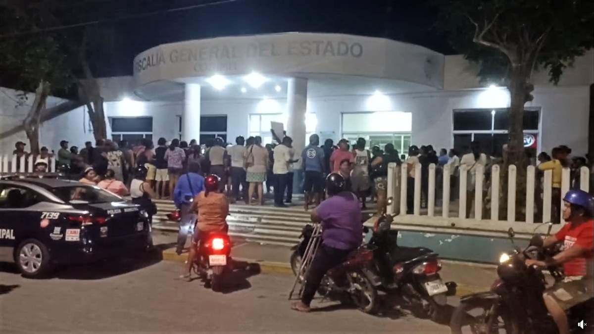 Pobladores de Cozumel acudieron a la Fiscalía para exigir la liberación de los reporteros