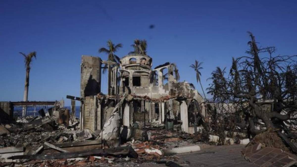 Un inmueble quedó reducido a ruinas tras el voraz incendio forestal en Lahaina, Hawai