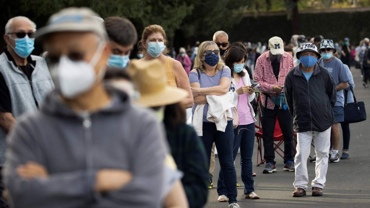 Cientos de personas aguardan a ser vacunadas en los hospitales de Texas. Fuente: (Twitter)