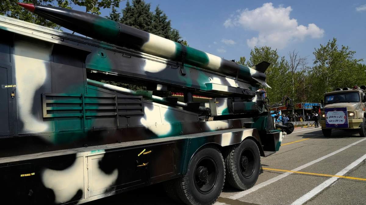 Un misil es transportado en un camión durante un desfile militar en una base del norte de Teherán, Irán