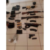 Policías localizan arsenal en un campo pesquero de Culiacán