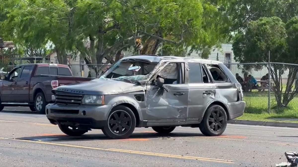 Un vehículo dañado en el lugar de un choque mortal cerca de una parada de autobús en Brownsville, Texas