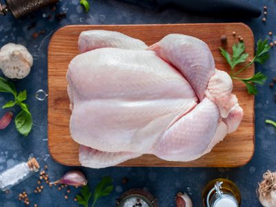 Por qué lavar el pollo es uno de los riesgos más graves para la salud