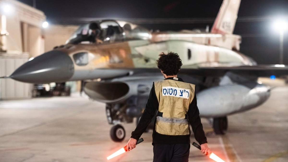 En esta foto proporcionada por el ejército israelí, los aviones de la Fuerza Aérea Israelí se preparan en un lugar desconocido para atacar a Irán