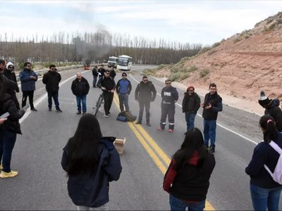 Trabajadores del EPAS de Neuquén cortaron el tránsito por varias horas en el tercer puente