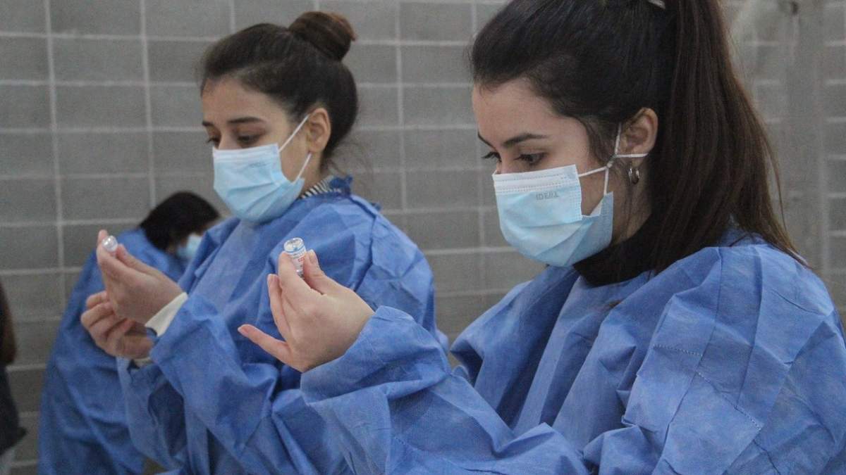 Profesionales de la Salud alistan dosis contra el coronavirus. Fuente: (Twitter)