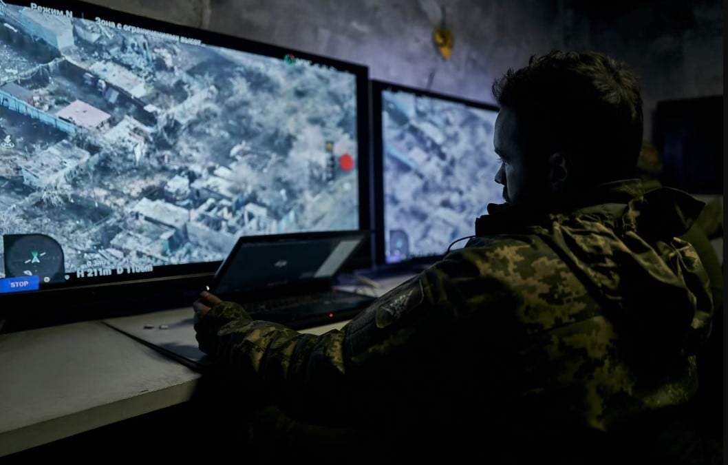 ARCHIVO - Un soldado ucraniano ve imágenes de dron desde un centro de mando subterráneo en Bájmut, en la región de Donetsk, Ucrania, el domingo 25 de diciembre de 2022
