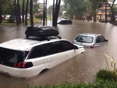 Autos bajo agua y una tromba marina: así fue el fuerte temporal en Pinamar y Lucila del Mar