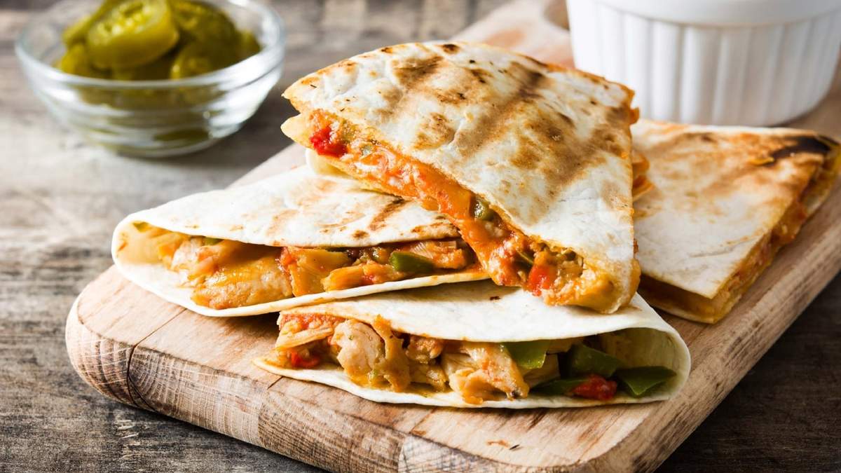 Cómo hacer unas quesadillas de pollo y queso. Fuente: (X)