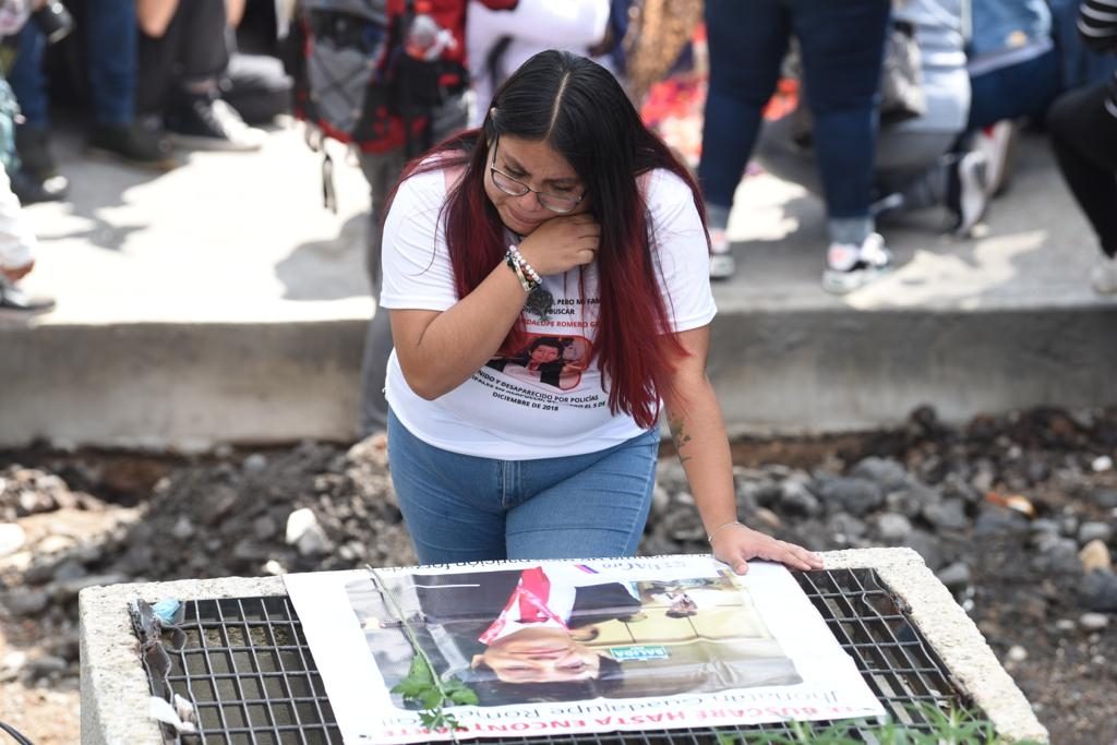 desaparecidos familiares bucadores dolor mujer lagrimas letrero Reforma Eduardo Miranda
