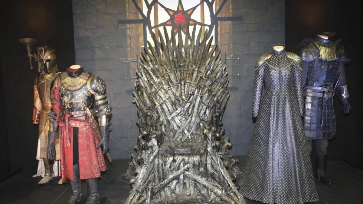 El Trono de Hierro y vestuarios en exhibición durante la inauguración de la exposición itinerante de “Game of Thrones” en el centro de exhibiciones Titanic en Belfast, Irlanda del Norte
