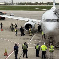 Pájaro choca con turbina de avión y causa incendio (Video)