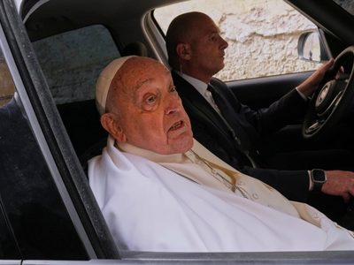 Un recuperado Papa Francisco visita prisión de Roma en su cita anual de Semana Santa