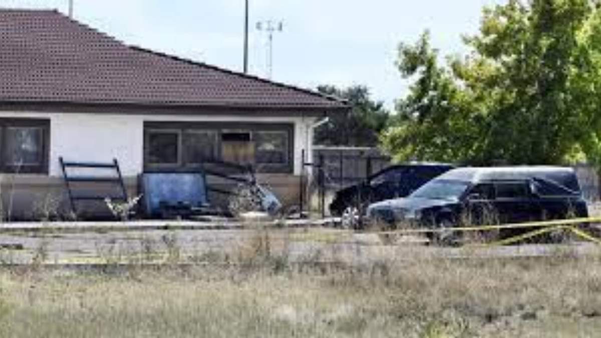 Vehículo fúnebre y escombros detrás de la funeraria