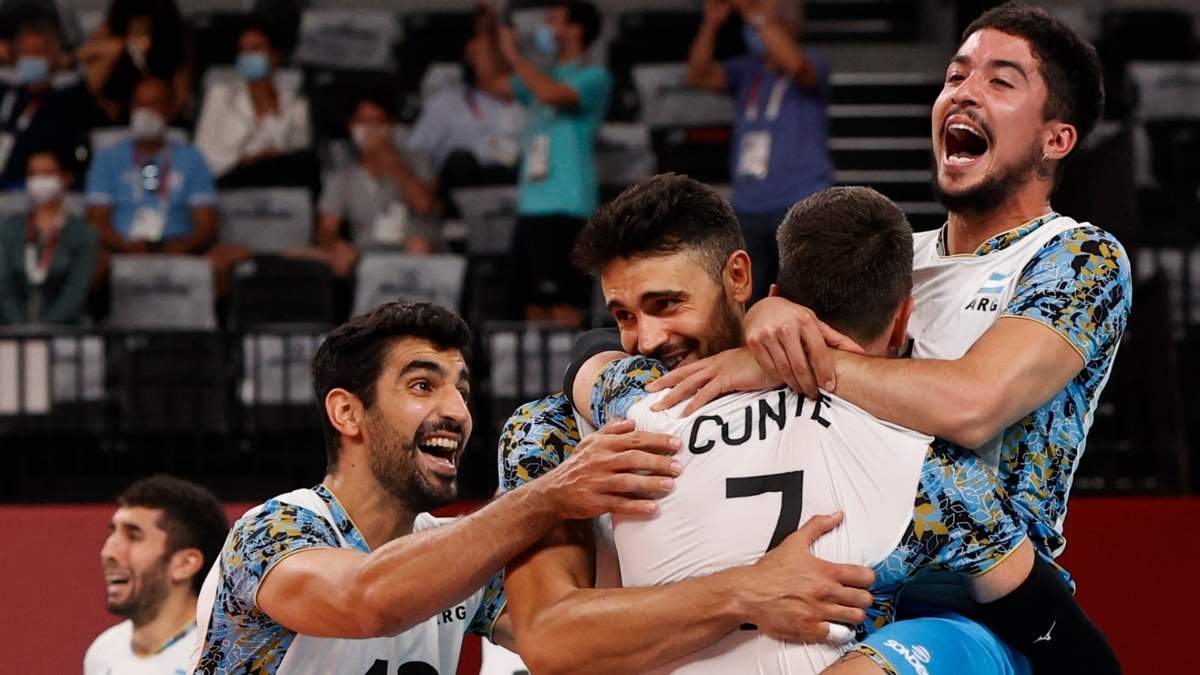 El conjunto argentino de voley masculino se mide a Francia por las semifinales. Fuente: (Twitter)