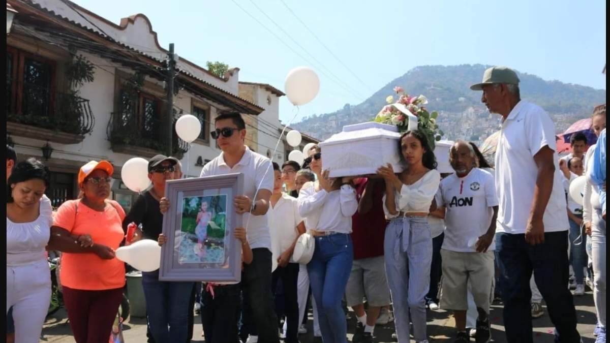 Cortejo fúnebre con el cuerpo de Camila