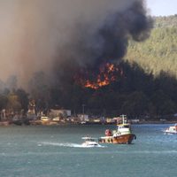 Evacúan a turistas en Turquía por el avance de los feroces incendios forestales