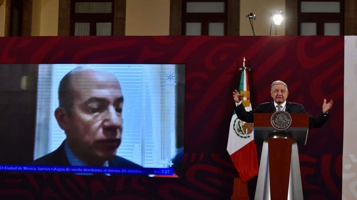 El presidente exhibe una foto de Calderón en la conferencia mañanera del 14 de marzo de 2023