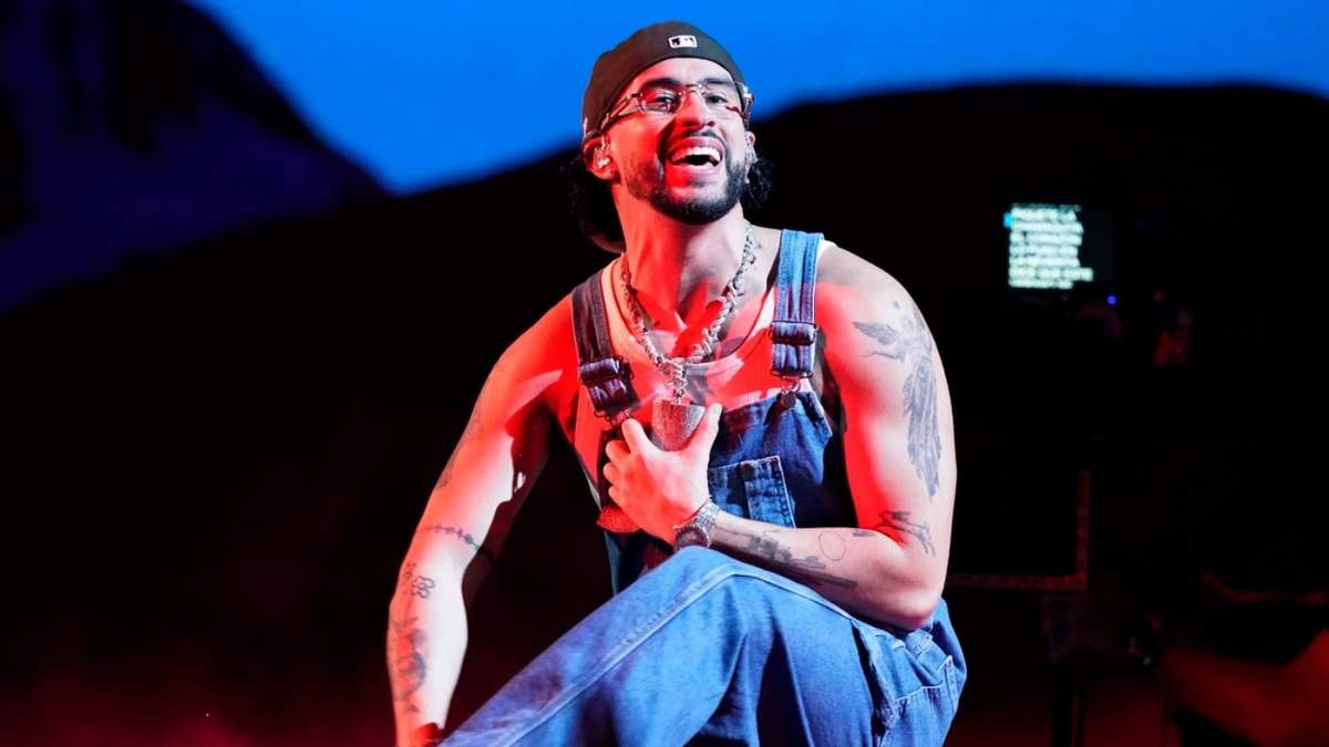 Bad Bunny actúa en los Premios Billboard Latinos en Coral Gables, Florida, el 5 de octubre de 2023