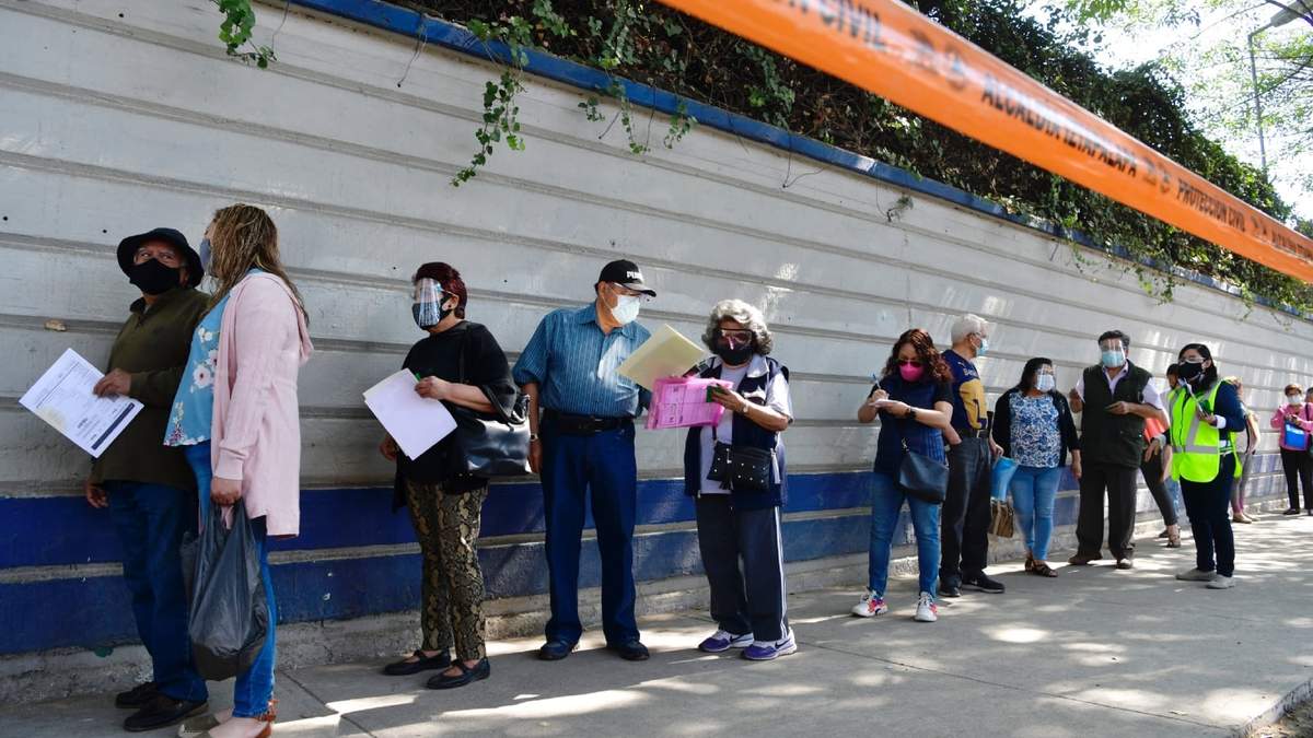 Fila para vacunación en Iztapalapa