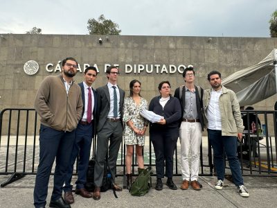 Grupo de estudiantes acude a San Lázaro para entregar ajustes a reforma judicial