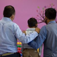Pareja homoparental recibe en adopción a un niño en Morelos