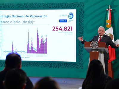 López Obrador se vacunará la próxima semana sin decir dónde para evitar "un espectáculo"