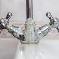 La fórmula mágica de los plomeros para quitar las manchas de sarro o cal en el baño en solo segundos