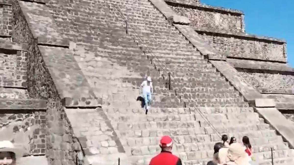 Sujeto sube la pirámide de la Luna