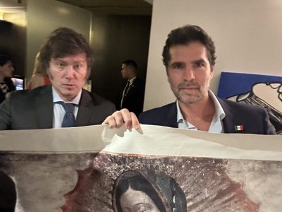 Eduardo Verástegui regala una imagen de la Virgen de Guadalupe a Javier Milei