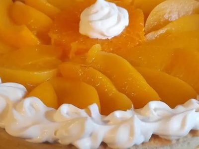 Tarta de durazno rellena con dulce de leche: una bomba de sabor que tenés que preparar en casa