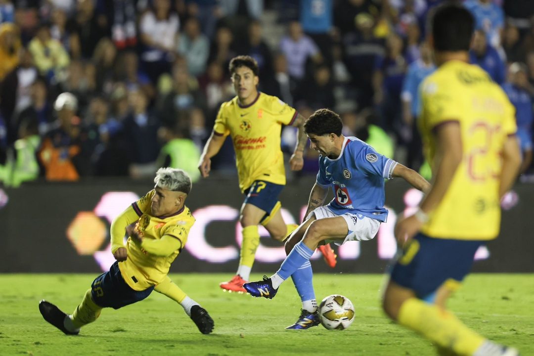 Disturbios después del Cruz Azul vs América Foto Miguel Dimayuga