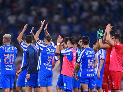 Aparece manta con amenaza a árbitros tras la derrota de Rayados con Chivas