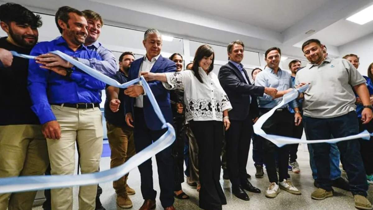 El gobernador y la comunidad de la EPET 8 en la inauguración de las obras. Fuente: (Gobierno de Neuquén)