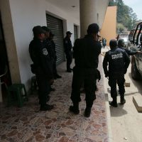 Liberan a policías estatales retenidos por pobladores en Guerrero