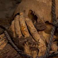 Qué se sabe de la extraña momia hallada en Perú y que desconcierta a los arqueólogos