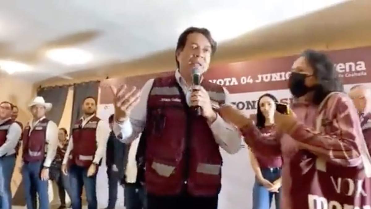 El momento en el que una simpatizante de Ricardo Mejía Berdeja irrumpe en el templete