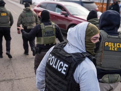 Agentes enmascarados, el símbolo de las redadas migratorias de Trump