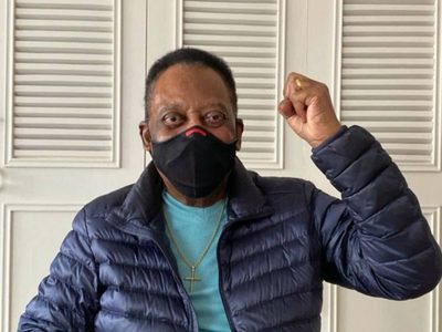 Pelé se mantiene estable aunque bajo tratamiento